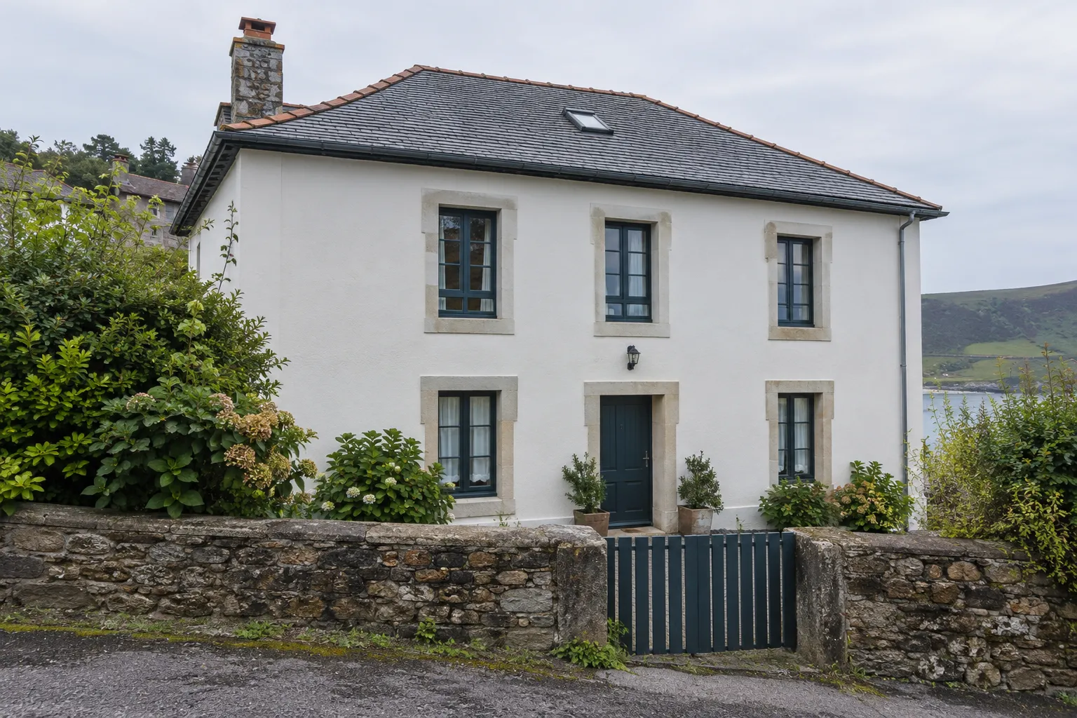 Exterior de una vivienda asturiana con revestimiento claro; imagen ilustrativa.